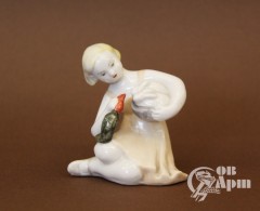 Скульптура "Девочка с кроликами"